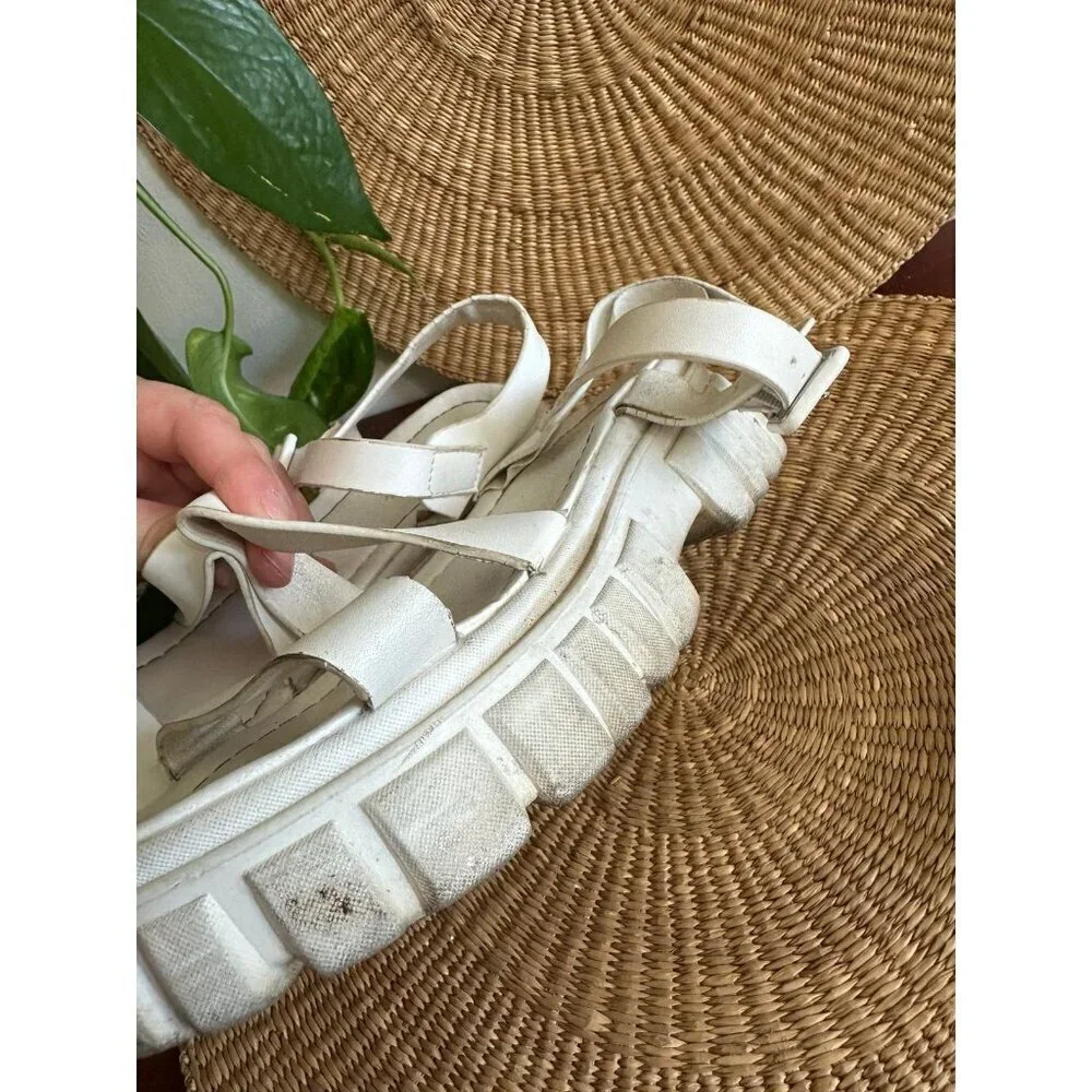 Beilide woman’s size 8 white sandals